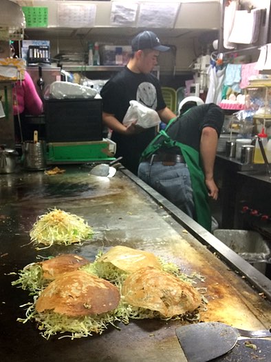 Okonomimur-yaki being cooked