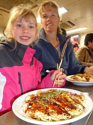 Okonomimur-yaki being served